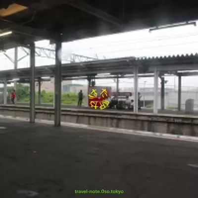 2013年9月、停車中の電車の中から「やはた駅」(福岡県北九州市八幡東区西本町3-6-1)ホームを撮影しました